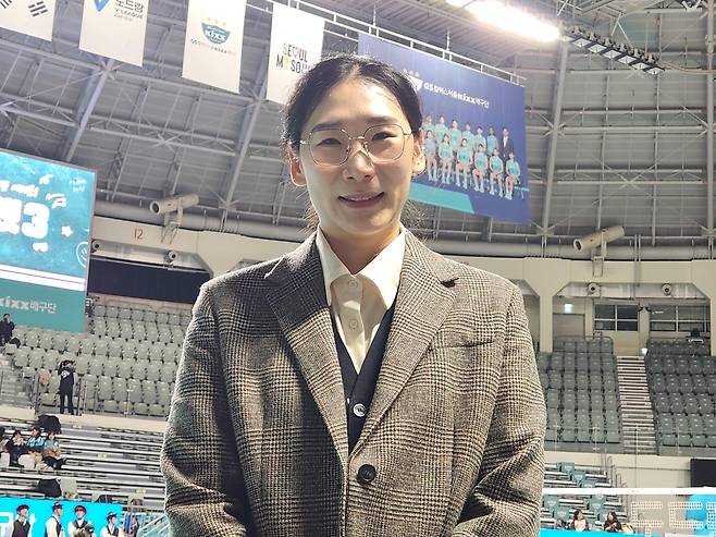 인터뷰하는 한수지 (서울=연합뉴스) 하남직 기자 = 한수지가 23일 서울 장충체육관에서 열린 자신의 은퇴식이 끝난 뒤, 취재진과 인터뷰하고 있다.