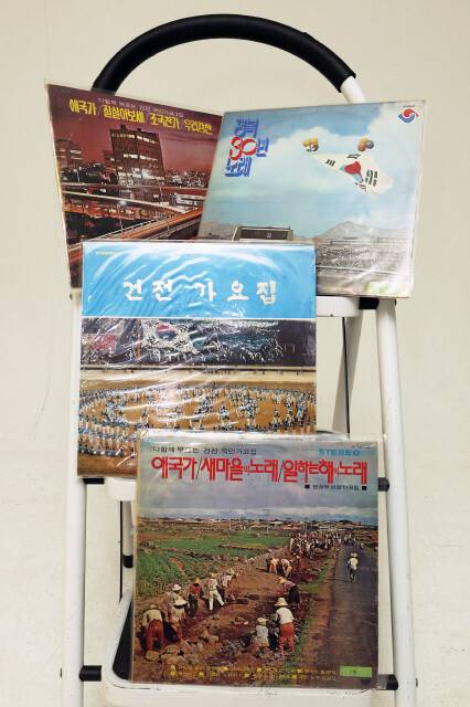 건전가요 엘피들. 백소아 기자 thanks@hani.co.kr