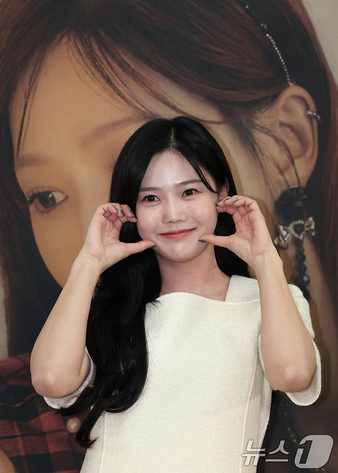 가수 오마이걸 효정이 25일 오전 서울 여의도 KBS 신관에서 열린 KBS 쿨FM 개편 제작발표회(하하의 슈퍼 라디오, 오마이걸 효정의 볼륨을 높여요)에서 포즈를 취하고 있다. 2024.11.25/뉴스1 ⓒ News1 장수영 기자