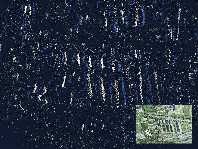 신경모방 카메라로 얻은 지형 정보와 실제 위성 사진(오른쪽 아래 작은 사진)./어드밴스드 내비게이션