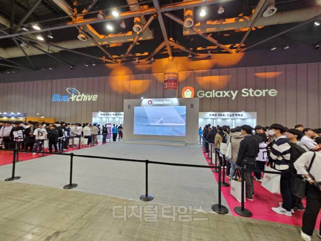 행사장 내 체험형 이벤트가 진행된 갤럭시 스토어 부스에 많은 인원들이 몰렸다. 김영욱 기자