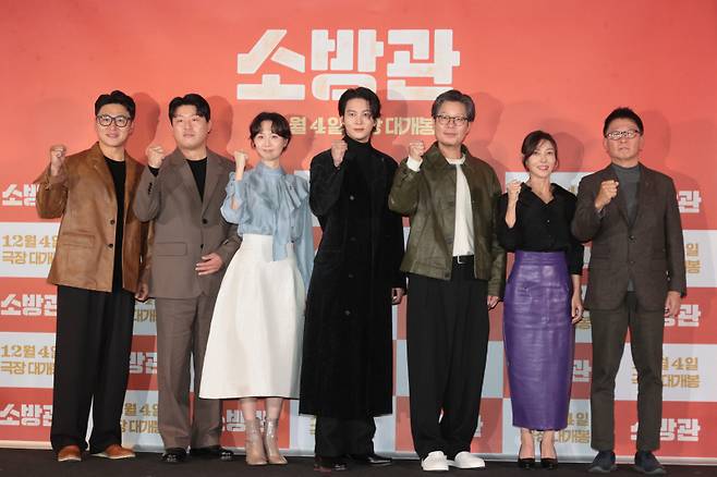 <yonhap photo-3820=""> 영화 '소방관' 시사회 (서울=연합뉴스) 류효림 기자 = 배우 오대환(왼쪽부터), 김민재, 이유영, 주원, 유재명, 장영남, 곽경택 감독이 25일 서울 용산구 CGV용산점에서 열린 영화 소방관 시사회 및 기자간담회에서 포즈를 취하고 있다. 2024.11.25 ryousanta@yna.co.kr/2024-11-25 17:03:12/ <저작권자 ⓒ 1980-2024 ㈜연합뉴스. 무단 전재 재배포 금지, AI 학습 및 활용 금지></yonhap>