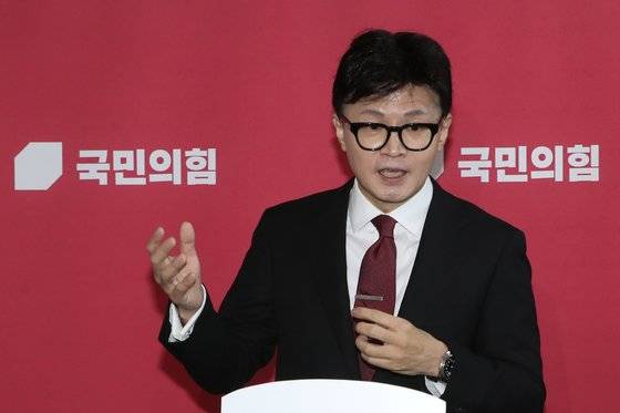 한동훈 국민의힘 대표가 25일 오전 서울 여의도 국회에서 최고위원회의를 마친뒤 취재진의 질문에 답하고 있다. 뉴스1