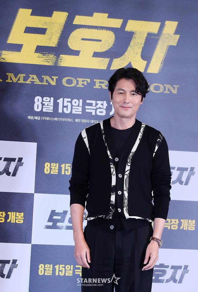 감독 겸 배우 정우성이 9일 오후 서울 광진구 건대입구 롯데시네마에서 진행된 영화 '보호자' 언론시사회 및 기자간담회에 참석해 포즈를 취하고 있다. 정우성 감독의 첫 장 영화인 '보호자'는 10년 만에 출소해 몰랐던 딸의 존재를 알고 평범하게 살기를 원하는 수혁과 그를 노리는 이들 사이의 이야기를 그린 액션 영화다. 오는 15일 개봉. 2023.08.09 /사진=김창현