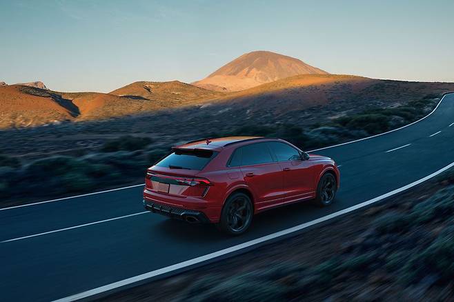 아우디 RS Q8 퍼포먼스 후면