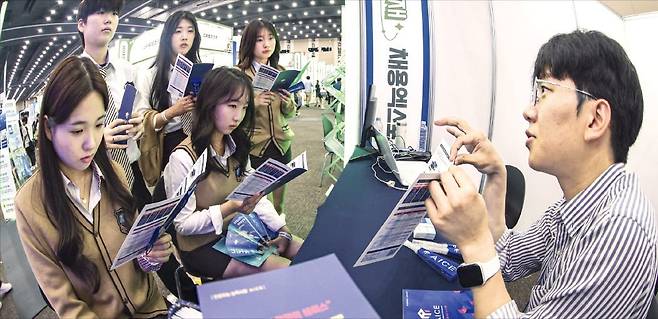 < AICE, 고등학생에게 인기 > 최근 열린 2024 대한민국 고졸 인재 채용 엑스포를 찾은 고교생들이 한국경제신문 부스에서 인공지능(AI) 활용 능력 검정시험인 AICE(AI Certificate for Everyone·에이스)에 관해 설명을 듣고 있다. 임형택 기자