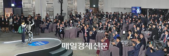 26일 서울 중구 앰배서더 서울 풀만 호텔에서 ‘1인 1로봇 시대가 온다’를 주제로 제8회 MBN 보고대회가 열렸다. 개회 선언 후 이어진 런웨이에서 아동 연기자와 로봇업체 유니트리의 휴머노이드 ‘G1’이 로봇과 인간이 함께 살아가는 미래 모습을 연출한 뒤 청중들에게 손을 흔들고 있다. 이날 보고대회에는 각계 전문가 300여명이 참석해 한국의 휴머노이드 산업 미래 전략에 귀를 기울였다. <이충우 기자>