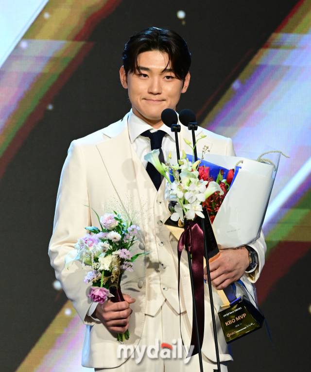 2024년 11월 26일 오후 서울 잠실 롯데호텔 월드에서 '2024 KBO 시상식'이 열렸다. KIA 김도영이 MVP를 수상하고 있다./잠실=유진형 기자 zolomg@mydaily.co.kr