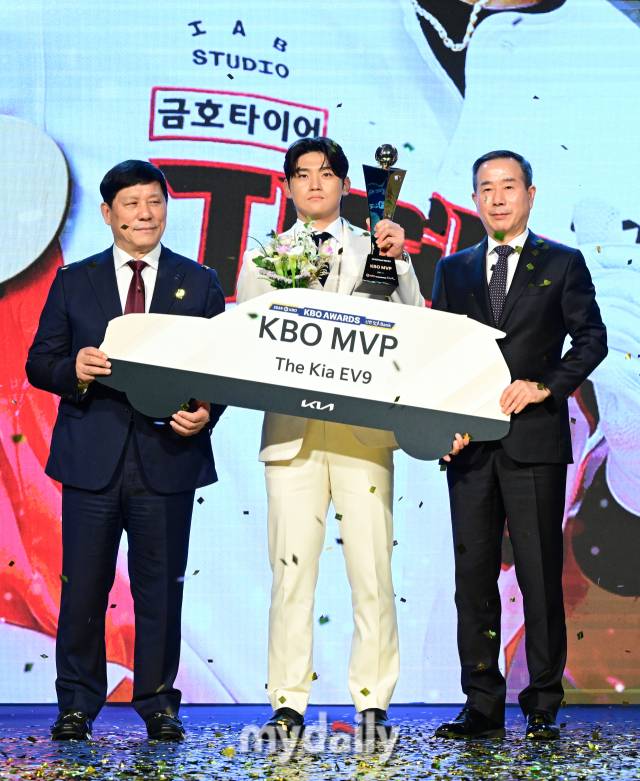 2024년 11월 26일 오후 서울 잠실 롯데호텔 월드에서 '2024 KBO 시상식'이 열렸다. KIA 김도영이 MVP를 수상하고 있다./잠실=유진형 기자 zolomg@mydaily.co.kr