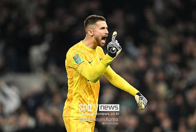 ▲ 토트넘 구단은 26일(이하 한국시간) "비카리오가 오른쪽 발목 골절로 수술을 받게 됐다"라고 공식 발표했다. 이어 "그는 지난 맨체스터 시티와 프리미어리그 경기에서 부상을 당했다"라며 "의료진의 평가를 통해 언제 복귀할 수 있을지 결정할 예정이다"라고 덧붙였다. 토트넘의 핵심적인 골키퍼 비카리오의 이탈은 치명적이다. 특히 지난 맨체스터 시티전을 잡으면서 분위기가 좋았던 토트넘 입장에서 큰 악재다.