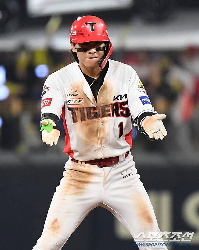 28일 광주 기아 챔피언스필드에서 열린 삼성과 KIA의 한국시리즈 5차전. 2회말 2사 1루 박찬호가 2루타를 친 후 환호하고 있다. 광주=정재근 기자 cjg@sportschosun.com/2024.10.28/