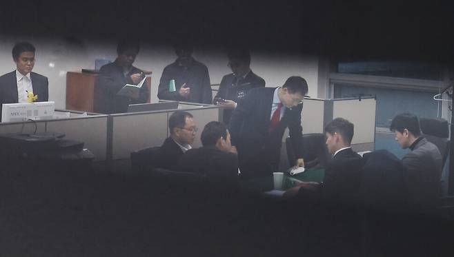 김건희 여사 공천 개입 의혹과 미래한국연구소의 불법 여론조사 의혹 사건 핵심 인물인 명태균씨를 수사 중인 검찰 수사관들이 27일 오후 서울 여의도 국회 의원회관의 국민의힘 기획조정국 사무실을 압수수색하고 있다. 윤운식 선임기자 yws@hani.co.kr