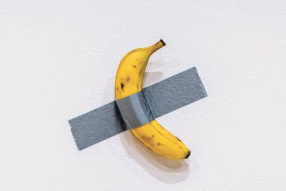 뉴욕 소더비 경매 프리뷰에 전시된 마우리치오 카텔란의 ‘코미디언’. 테이프로 벽에 붙인 생바나나가 우리 시간으로 21일 620만 달러(약 86억7000만원)에 팔렸다. AP=연합뉴스