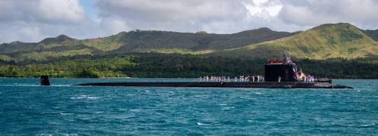미 해군의 버지니아급 핵추진 공격잠수함인 미네소타함(SSN-783) 26일(현지시간) 괌 해군 기지에 입항하고 있다. 미네소타함은 괌 기지에 전진배치된 첫번째 버지니아급 공격 핵잠이다. 미 인도태평양사령부 홈페이지 캡처