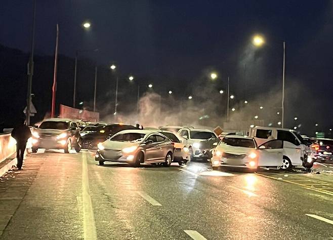 27일 오후 강원 원주 한 도로에서 53대 간 추돌사고가 발생해 7명이 가벼운 상처를 입었다. ⓒ 연합뉴스