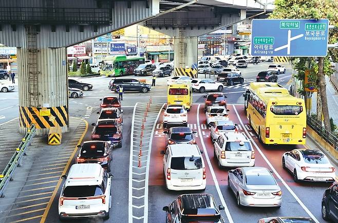5일 오전 서울 성북구 정릉동 아리랑고개교차로가 출근하려는 차량으로 인해 정체를 빚고 있다. 김명진 기자 littleprince@hani.co.kr