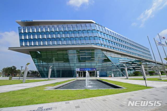 【세종=뉴시스】세종시가 내달 2일부터 2025년 '노인 일자리·사회활동지원사업 참여자'를 모집한다. 사진은 세종특별자치시 청사 전경. (사진=세종시청 제공) photo@newsis.com