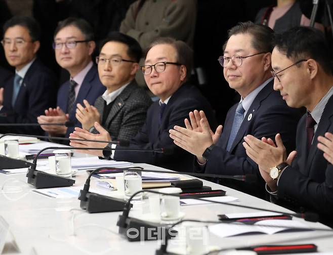 박일준(사진 오른쪽 두번째) 대한상의 상근부회장 및 경제계 대표들이 29일 서울 중구 대한상공회의소에서 열린 더불어민주당 의원들과의 ‘주식시장 활성화 테스크포스-경제계’ 간담회에 참석하고 있다.(사진=김태형 기자)