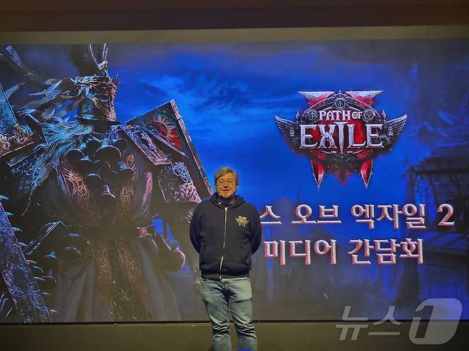 조나단 로저스 그라인딩 기어 게임즈 총괄 디렉터가 패스 오브 엑자일2를 소개하고 있다.(게임기자단 제공)