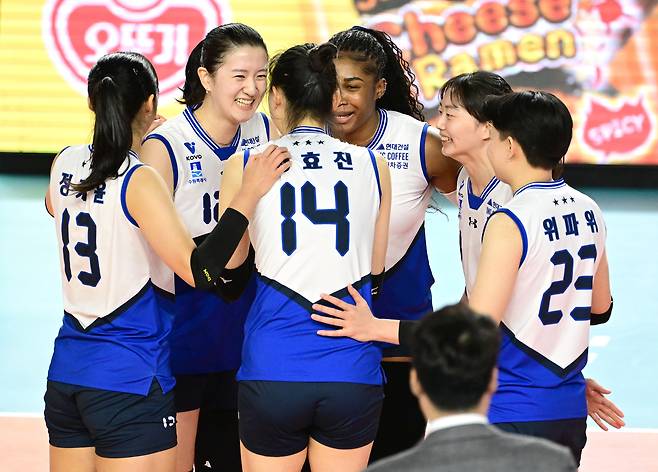 2연패를 끊은 현대건설 선수들. (KOVO 제공)