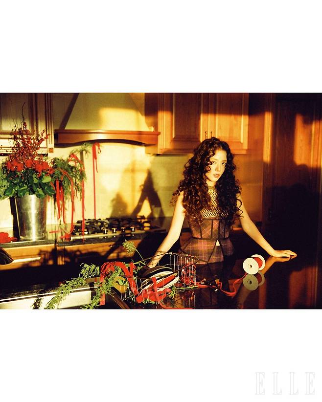 비즈 칼라 디테일의 실버 메시 튤 엠브로이더리 톱과 버진 울 소재의 체크 드레스, 쇼츠는 모두 Dior.