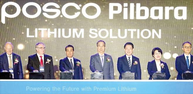 < 광양에 포스코 리튬공장 > 한덕수 국무총리(왼쪽 네 번째)와 김영록 전남지사(다섯 번째), 장인화 포스코홀딩스 회장(세 번째)이 29일 전남 광양시 율촌산단로 율촌1산업단지에서 열린 포스코 필바라리튬솔루션 종합생산시설 준공식에서 축하 세리머니를 하고 있다. /전라남도 제공