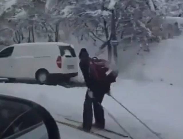 28일 경기도 수원시 광교의 한 도로에서 출근길 혼란을 피해 스키를 타고 한 시민이 출근하는 모습. 온라인커뮤니티