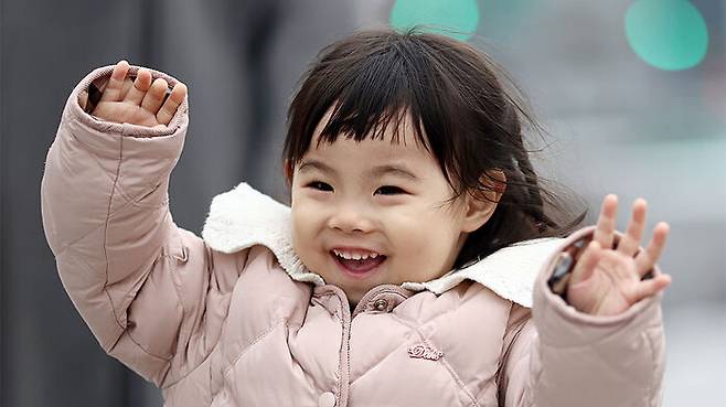 국내에는 치료법이 없는 희귀병을 앓고 있는 네 살 딸의 치료비용을 위해 전국 곳곳을 돌며 후원을 요청하고 있는 전요셉 씨의 가족 사랑이가 웃음을 보이며 뛰고 있다. (사진=연합뉴스)