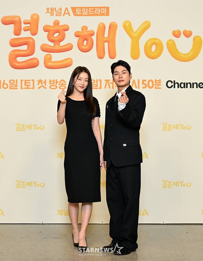 배우 이이경, 지이수가 15일 오후 온라인으로 진행된 채널A 드라마 '결혼해YOU' 제작발표회에 참석해 포즈를 취하고 있다. /사진제공=채널A 2024.11.15 /사진=이동훈 photoguy@