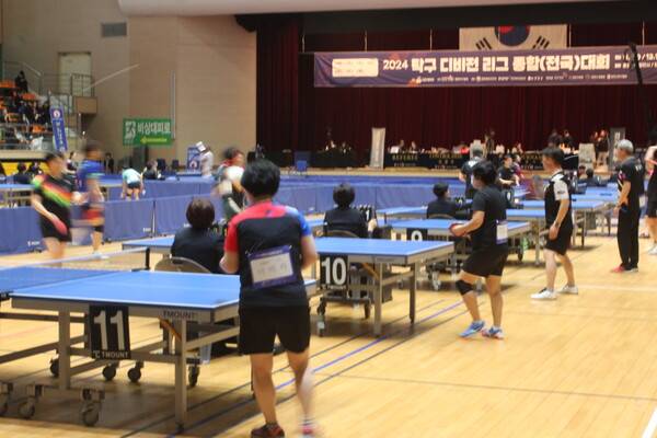 2024 탁구 디비전리그 종합대회가 충남 당진실내체육관에서 열리고 있다. 예선전 경기 모습. 사진┃STN DB