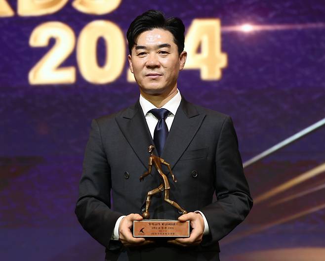 2024 K리그1 감독상, 윤정환 감독
(서울=연합뉴스) 류영석 기자 = 29일 오후 서울 서대문구 스위스그랜드호텔에서 열린 K리그 2024 대상 시상식에서 K리그1 감독상을 수상한 강원FC 윤정환 감독이 트로피와 함께 기념촬영을 하고 있다. 2024.11.29
ondol@yna.co.kr
(끝)
<저작권자(c) 연합뉴스, 무단 전재-재배포, AI 학습 및 활용 금지>