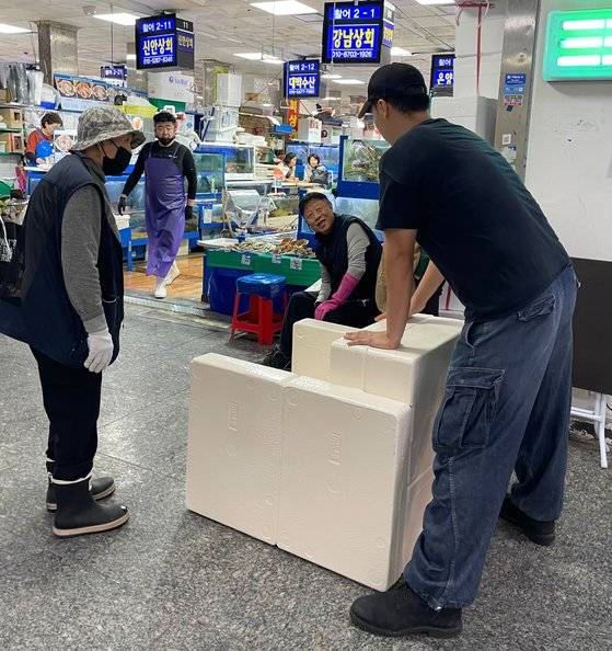지난 10월 노량진수산시장. 김씨가 상인에게 폐스티로폼 의자에 대해 설명하는 모습. 사진 김하늘 디자이너