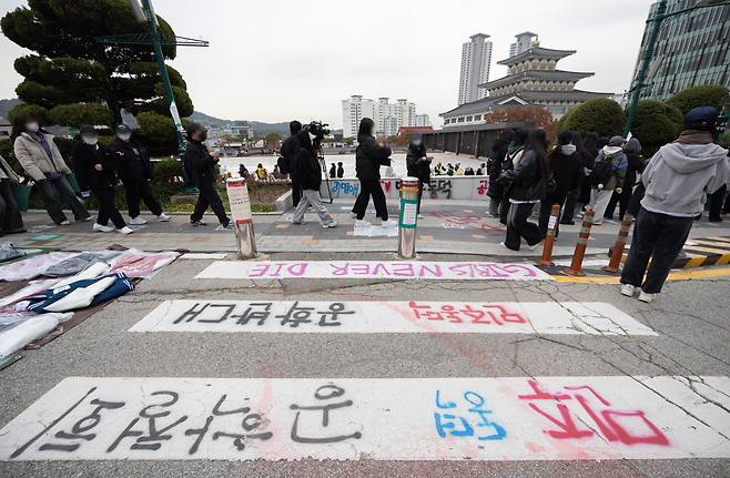 동덕여자대학교 총학생회를 비롯한 학생들이 20일 오후 서울 성북구 동덕여자대학교에서 열린 남녀공학 전환과 총장 직선제 문제를 논의하는 학생총회에 참석하기 위해 줄지어 입장하고 있다./뉴스1