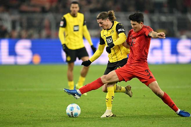 바이에른 뮌헨 김민재(오른쪽)가 1일 독일 도르트문트의 지그날 이두나 파크에서 열린 2024~25 독일 프로축구 분데스리가 12라운드 보루시아 도르트문트전에서 볼 경합을 펼치고 있다. AFP=연합뉴스