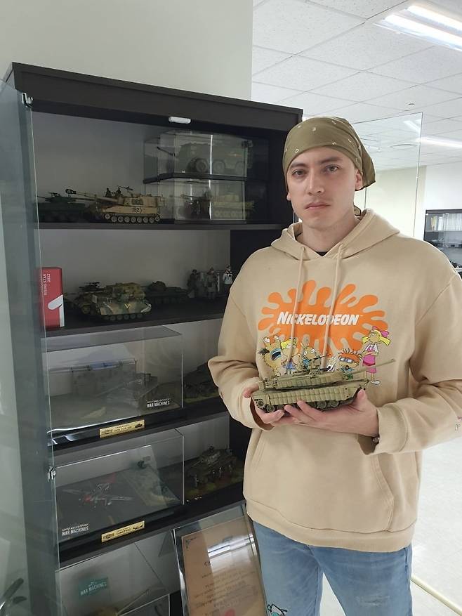 호세 사원이 건쉽배틀에 등장하는 탱크 조형물을 들고 있다. 성남=윤현주 기자