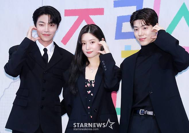 배우 황인엽, 정채연, 배현성이 8일 오전 서울 구로구 라마다 서울 신도림호텔에서 진행된 JTBC 수요드라마 '조립식 가족' 제작발표회에 참석해 포즈를 취하고 있다. '조립식 가족'은 10년은 가족으로 함께 했고, 10년은 남남으로 그리워했던 세 청춘이 다시 만나 펼쳐지는 로맨스다. 오는 9일 첫 방송. 2024.10.08 /사진=김창현