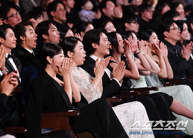 제45회 청룡영화상 시상식이 29일 여의도 KBS홀에서 열렸다. 배우들이 지코의 축하공연에 환호하고 있다.. 정재근 기자 cjg@sportschosun.com/2024.11.29/