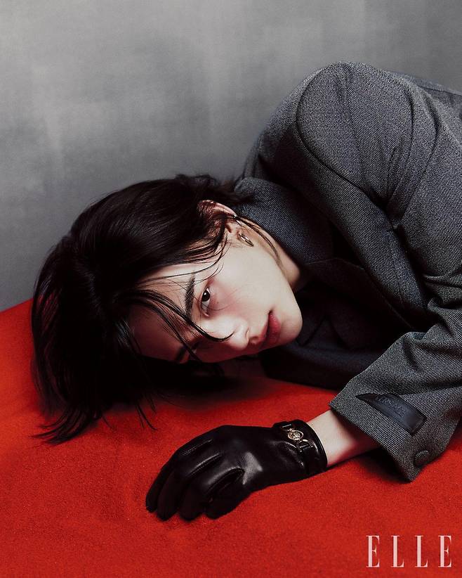 그레이 수트 재킷과 메두사 로고 디테일의 레더 글러브는 모두 Versace.