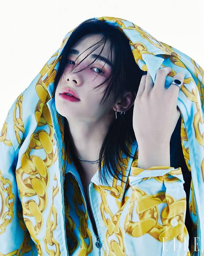 골드 체인 모티프를 프린트한 나일론 재킷과 집업 셔츠는 모두 Versace.