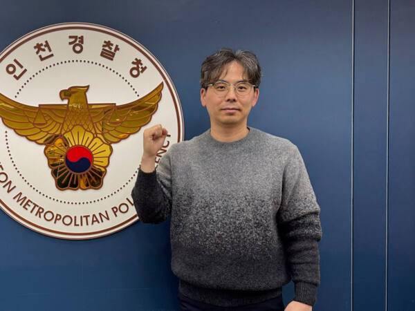 인천경찰청 감사계 소속 박세훈 시민청문관(47)이 2일 인천 남동구 인천청에서 기념촬영을 하고 있다. 황남건 기자