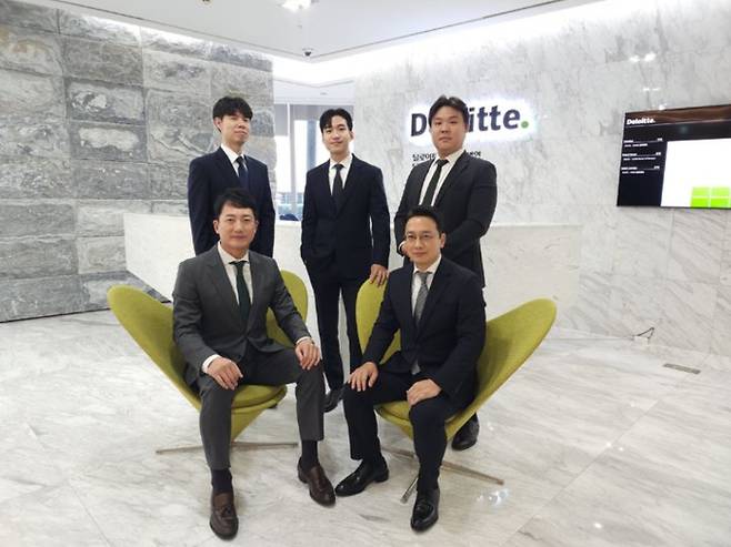 딜로이트 안진이 오피스 임대차 자문 서비스를 개시한다. 사진은 딜로이트 안진 오피스 임대차 자문 서비스팀 구성원들. /사진 제공=딜로이트 안진