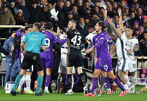 보베가 2일(한국시간) 이탈리아 피렌체에 있는 스타디오 아르테미오 프란키에서 열린 피오렌티나와 인터 밀란의 2024-2025시즌 세리에A 14라운드 홈 경기에 선발 출장했다가 갑자기 쓰러졌다. 왼쪽 윙어로 선발 출장한 보베는 경기 중 전반 17분 축구화 끈은 묶은 뒤 일어서서 걸어가는 과정에서 갑자기 쓰러졌다. 앞에서 있던 덴젤 둠프리스가 보베의 상황을 확인한 즉시, 다가가 응급조치를 진행했다..연합뉴스
