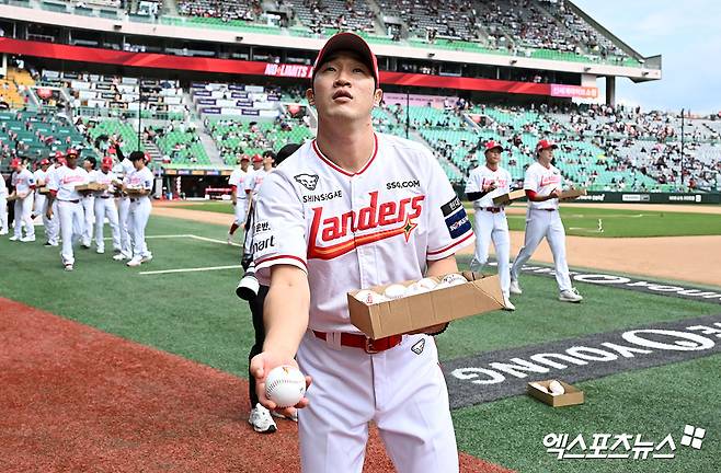 17일 오후 인천SSG랜더스필드에서 열리는 '2024 신한 SOL Bank KBO리그' KIA 타이거즈와 SSG 랜더스의 경기, 경기 전 1,000관중 돌파 기념 행사가 진행됐다. SSG 박종훈이 사인볼을 던져주고 있다. 엑스포츠뉴스 DB