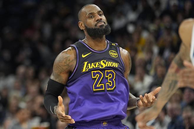 Los Angeles Lakers forward LeBron James reacts after missing a basket during the first half of an NBA basketball game against the Minnesota Timberwolves, Monday, Dec. 2, 2024, in Minneapolis. (AP Photo/Abbie Parr)
<저작권자(c) 연합뉴스, 무단 전재-재배포, AI 학습 및 활용 금지>