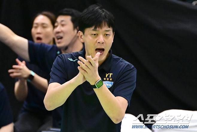 GS칼텍스 이영택 감독이 박수치며 선수들을 격려하고 있다. 사진제공=KOVO