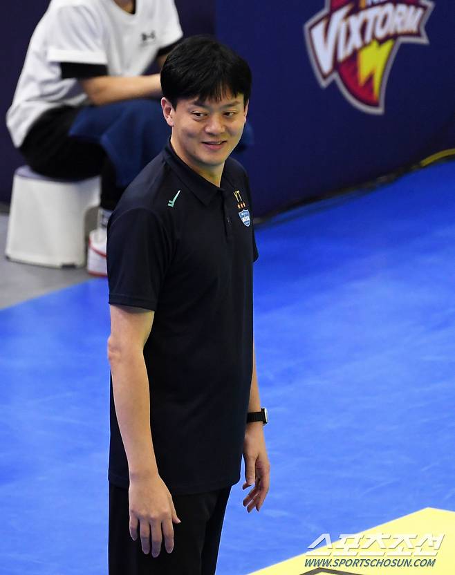 3일 수원체육관에서 열린 V리그 현대건설과 GS칼텍스의 경기. GS칼텍스 이영택 감독이 작전 지시를 하고 있다. 수원=박재만 기자 pjm@sportschosun.com/2024.12.03/