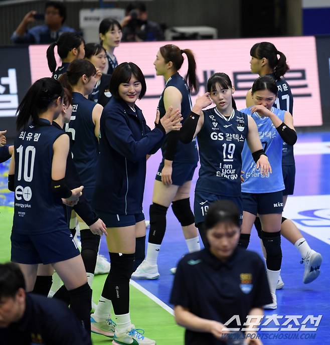 3일 수원체육관에서 열린 V리그 현대건설과 GS칼텍스의 경기. 패한 GS칼텍스 선수들이 아쉬워하고 있다. 수원=박재만 기자 pjm@sportschosun.com/2024.12.03/
