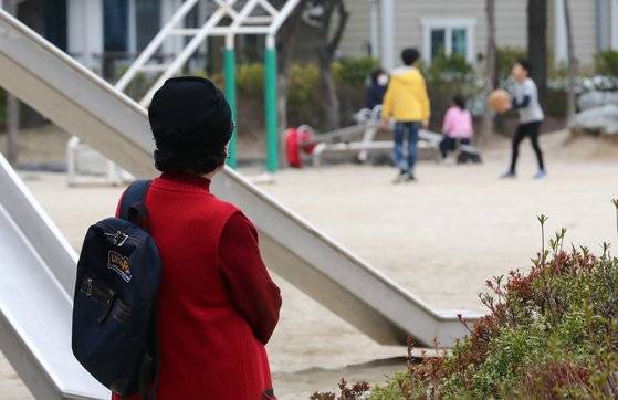 과잉양육에서 벗어나기 위해서는 자녀를 독립체로 인식하고, 조언자 역할에 충실해야 한다는 게 전문가들의 의견이다. 뉴스1