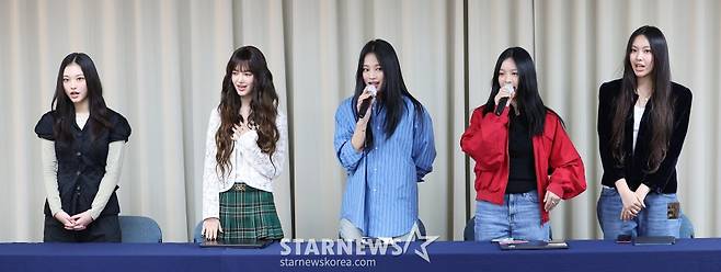 (서울=뉴스1) 권현진 기자 = 걸그룹 뉴진스가 28일 오후 서울 강남구 스페이스쉐어 삼성역센터에서 열린 전속계약 해지 관련 기자회견에 참석해 있다. 왼쪽부터 해린, 다니엘, 민지, 하니, 혜인. (공동취재) 2024.11.28/뉴스1 Copyright (C) 뉴스1. All rights reserved. 무단 전재 및 재배포, AI학습 이용 금지. /사진=(서울=뉴스1) 권현진 기자