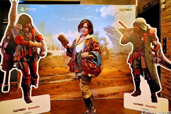 게임 캐릭터로 분장하고 행사장 입구에서 참석자들을 맞이한 모델.